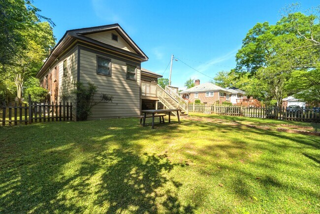 Building Photo - 506 Mellview Ave SW