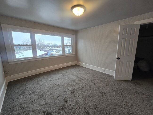 Building Photo - VIDEOTOUR: Gorgeous Victorian 4-bedroom home with Huge Garage! PETS WELCOME