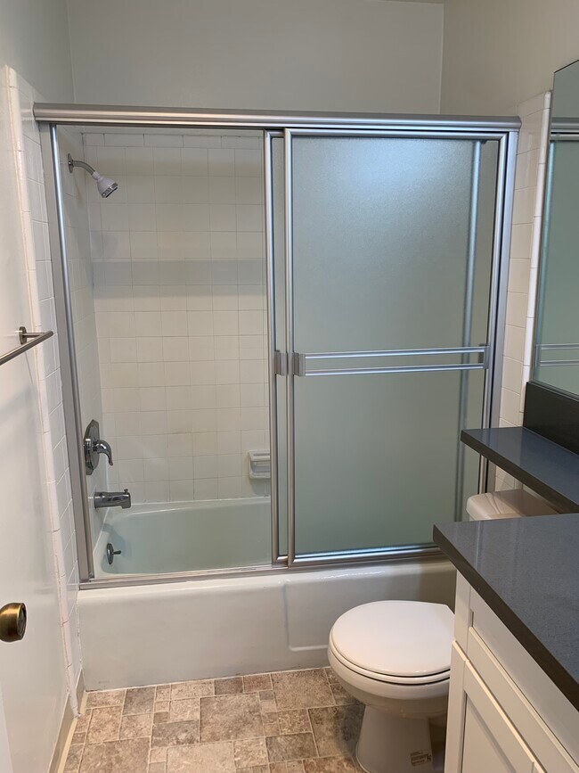 Master bathroom - 3325 Kelton Ave