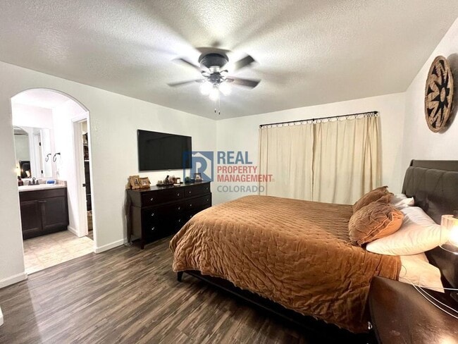 Building Photo - 5676 Shamrock Heights