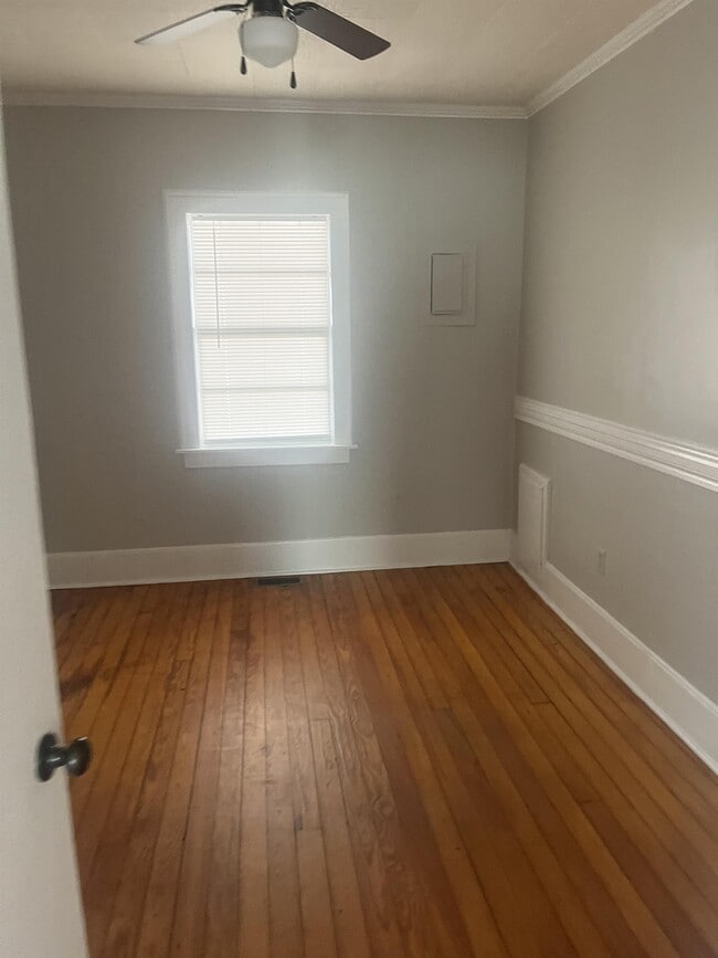Building Photo - 420 N Ash St