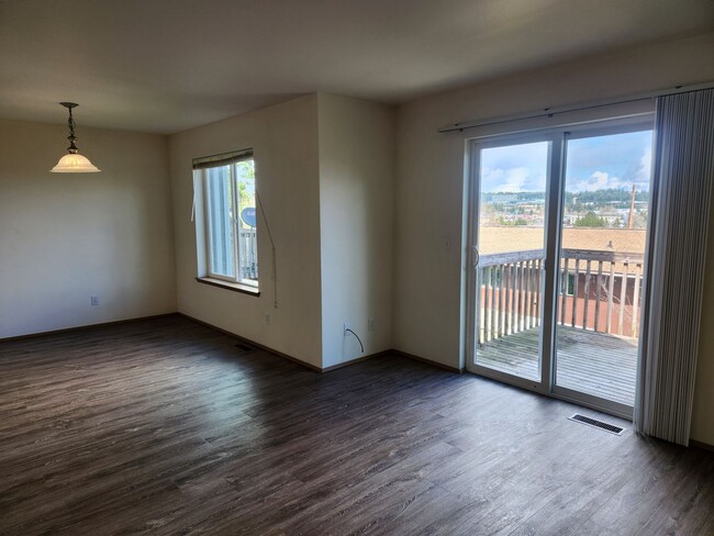 Building Photo - 3 bedroom overlooking Silverdale