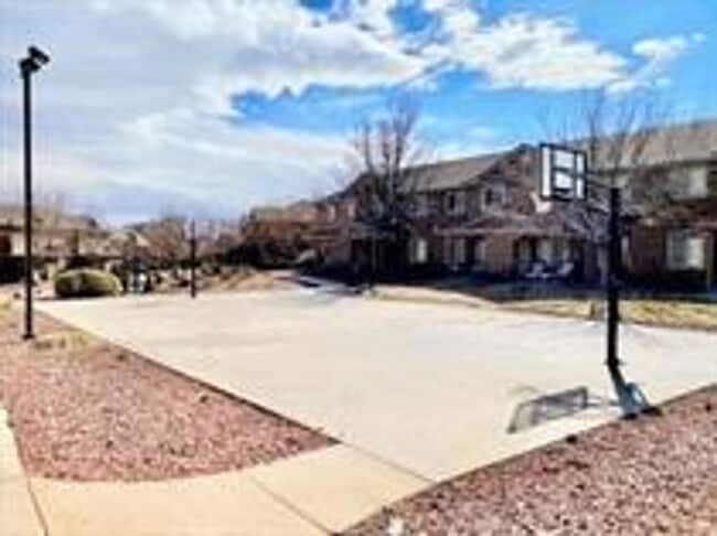 Building Photo - Hidden Valley Townhome!