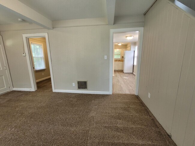 Building Photo - 2 bedroom, 1.5 bathroom home with detached garage!