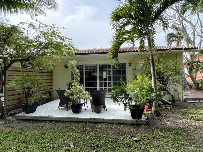 Building Photo - 266 NE Wavecrest Way