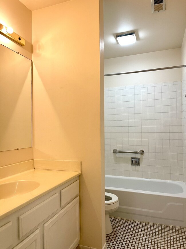 Building Photo - 1266 N Regency Dr