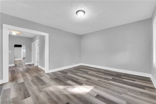 Building Photo - 2115 W 96th St