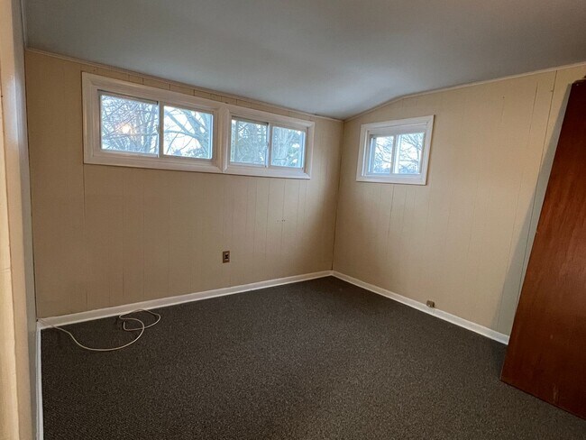 Building Photo - Charming Updated Cape Cod with several amenities!