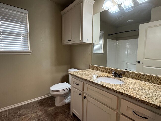 Building Photo - Spacious & Modern Home - 10 Minutes from Tinker AFB!