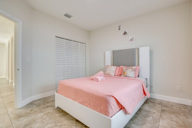 Building Photo - 2601 NW 15th Ct