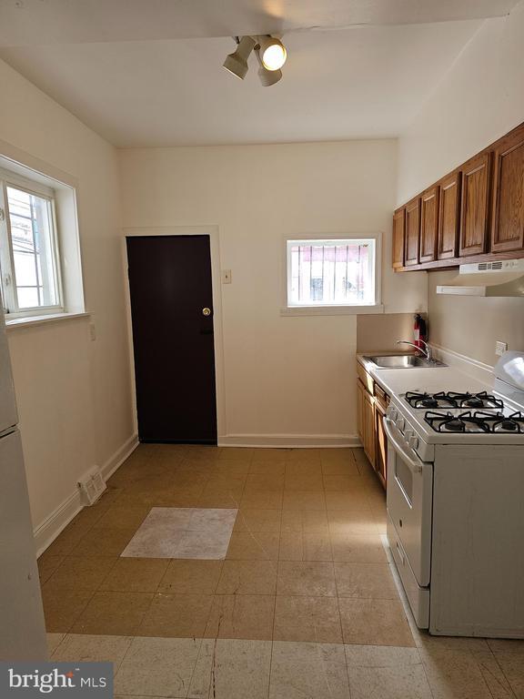 Building Photo - 43 E Silver St