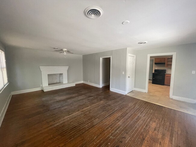 Building Photo - 3 Bedroom 2 Bathroom House with Bonus  Room