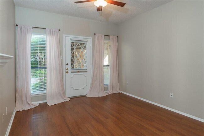 Building Photo - 806 W 24th St