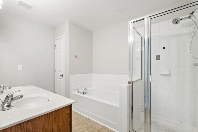 Building Photo - Gorgeous 3BR Townhome with Fresh Updates i...