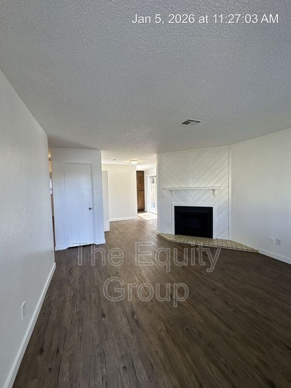 Building Photo - 2019 E Walnut Ave