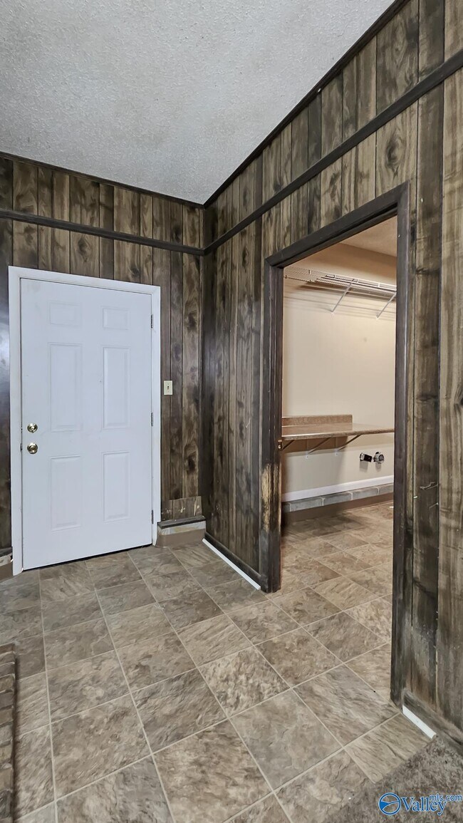 Building Photo - 712 Larry Dr