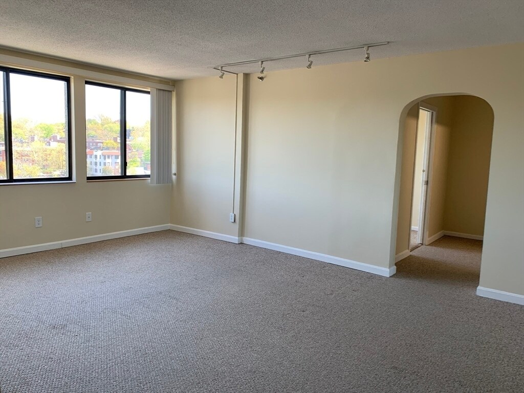 Building Photo - 1731 Beacon St