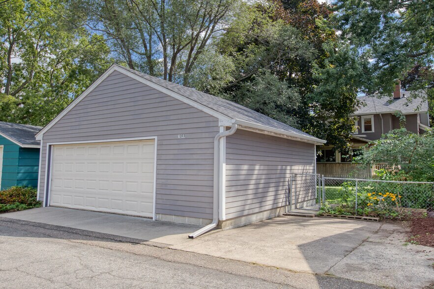 Building Photo - 1003 Goodrich Ave