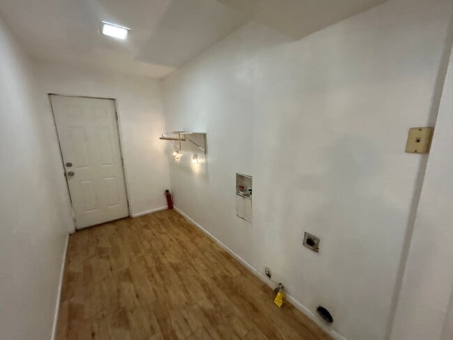Building Photo - 570 N Villa Nueva Dr