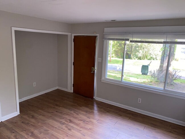 Building Photo - Quaint three bedroom, two bath all electri...