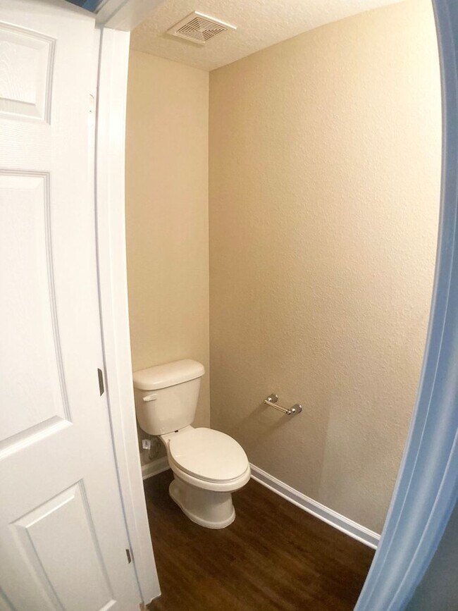 Building Photo - Roomy 3BR Home in NW Jacksonville – 2.5 Ba...