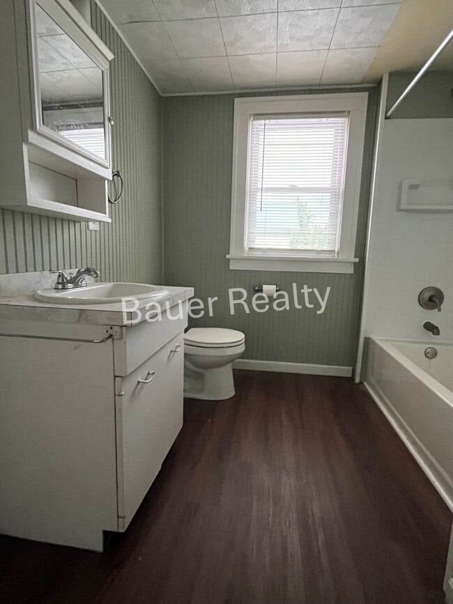 Building Photo - Charming 3 Bedroom Home