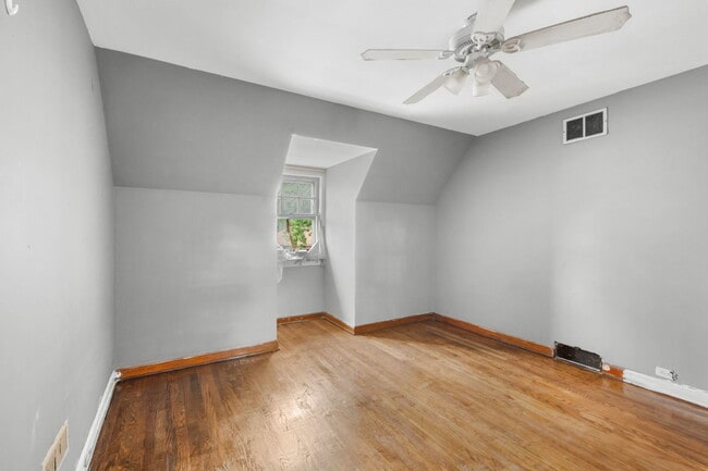 Building Photo - 296 E 148th Pl