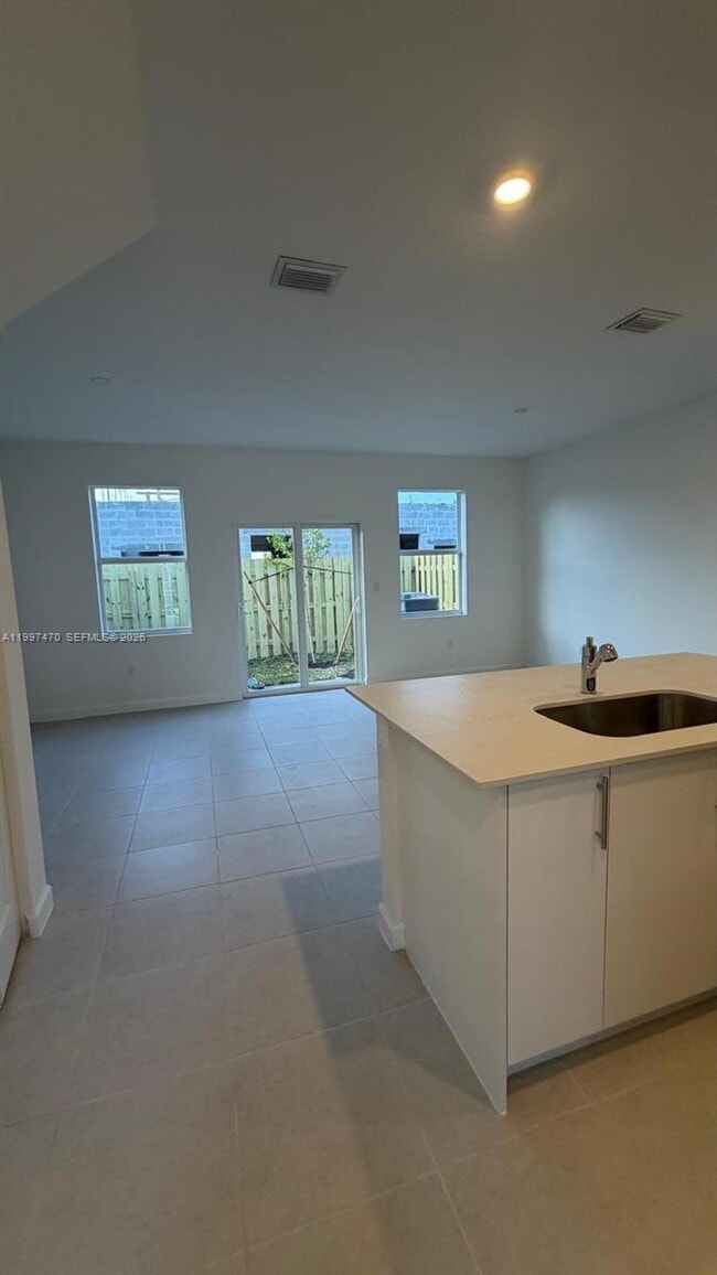 Building Photo - 1077 SE 2nd St