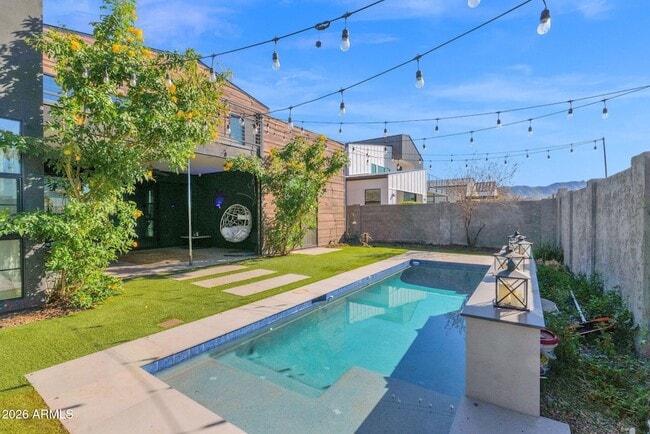 Building Photo - 8430 S 10th Ln