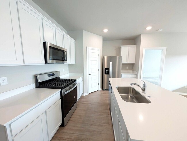 Building Photo - Newer 3/2 in Mustang Schools