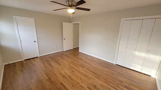 Building Photo - 2 Bed, 1.5 Bath Townhome in Greenville is Available! Location!!