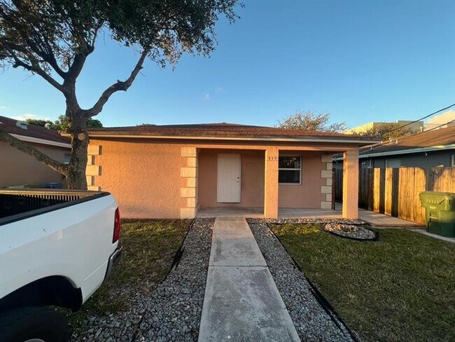 Primary Photo - 319 NE 35th Ct