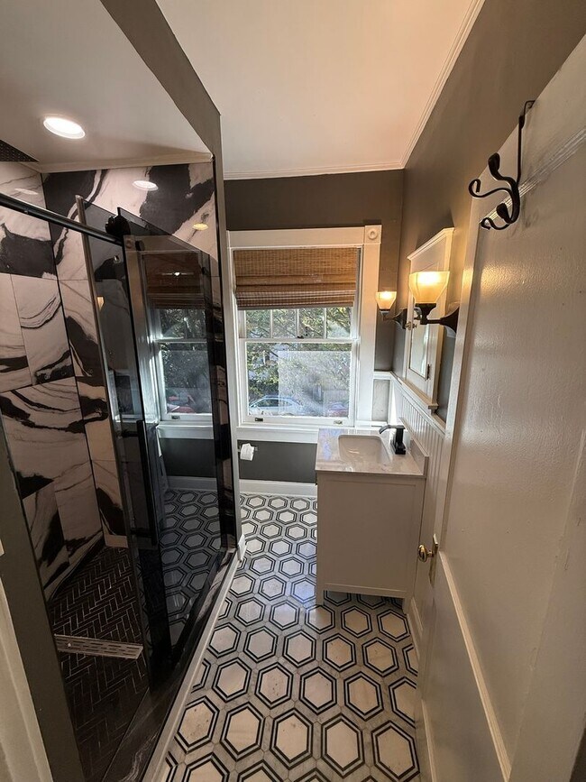 Building Photo - 3 Bedroom 1.5 bath Fan home for rent