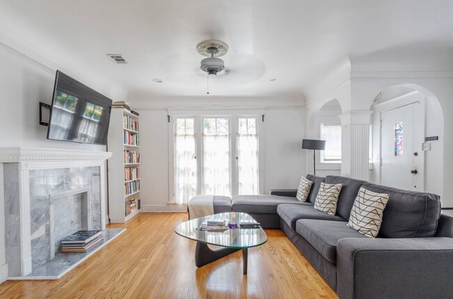 Building Photo - 1020 Havenhurst Dr