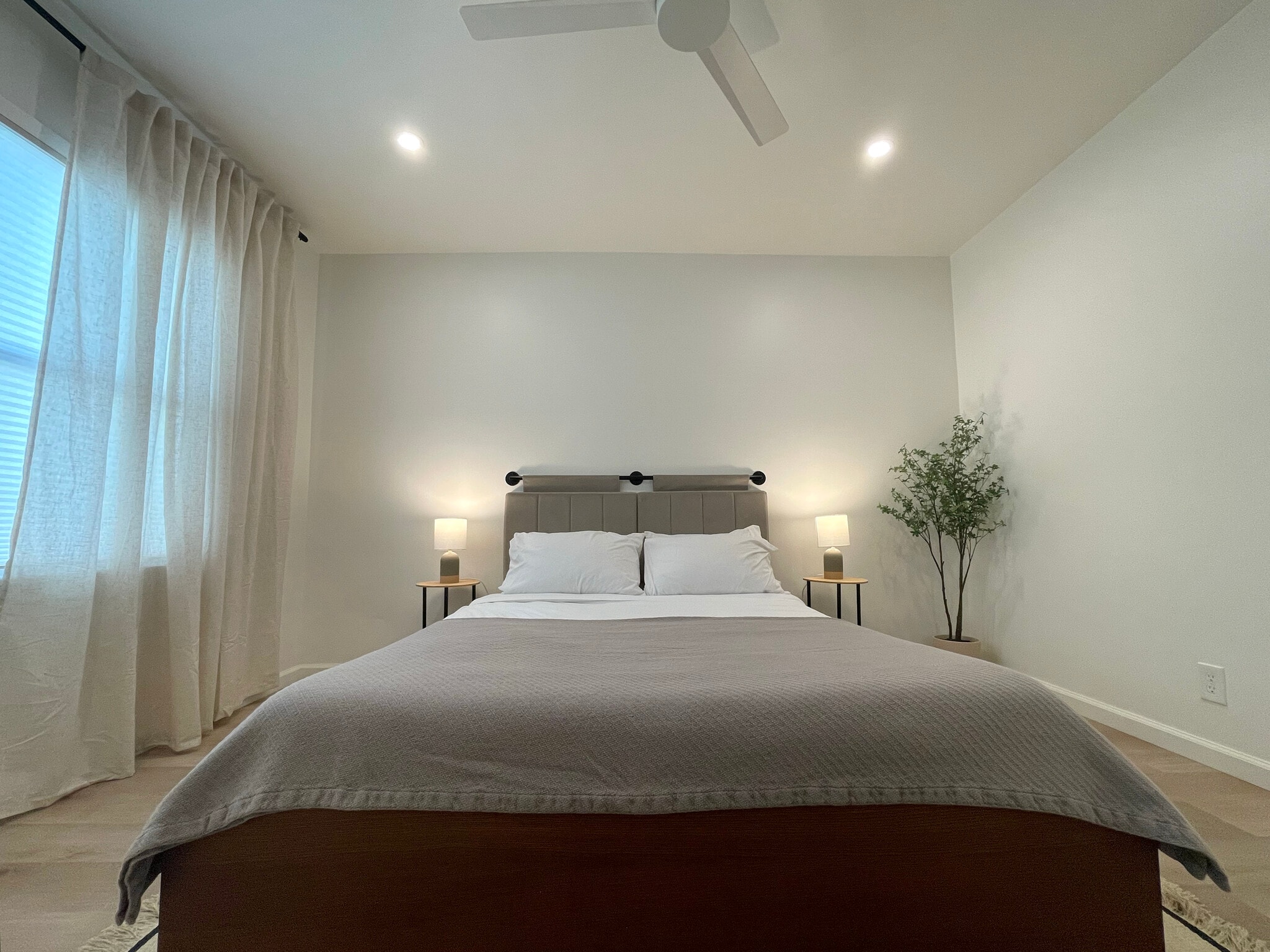 Building Photo - 813 W Beach Ave