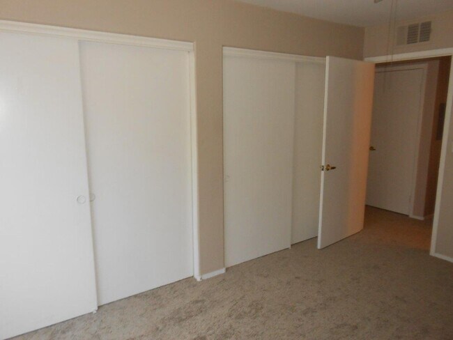 Building Photo - Spacious 2 Bedroom Condo in Gated Community