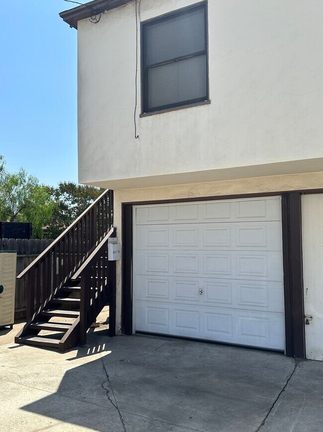 Building Photo - Upstairs 1 bedroom 1 bath unit with a one ...