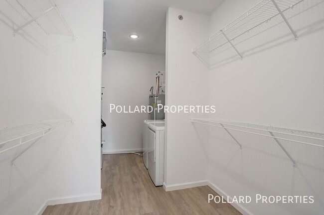 Building Photo - 910 Parkview Dr