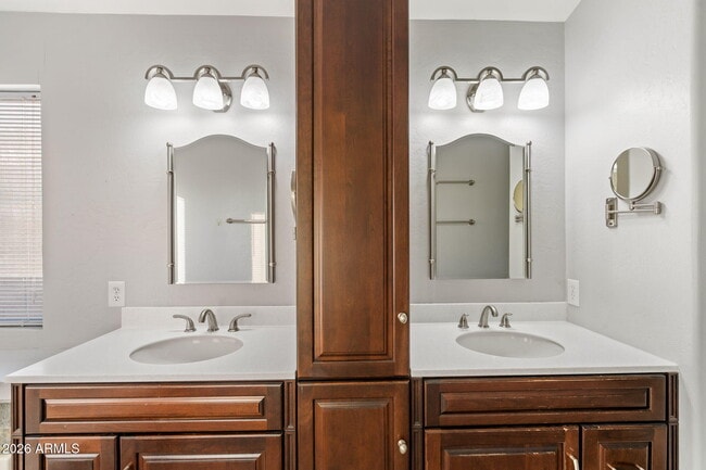 Building Photo - 523 W Kelton Ln