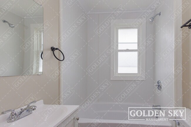 Building Photo - 219 E Willard St