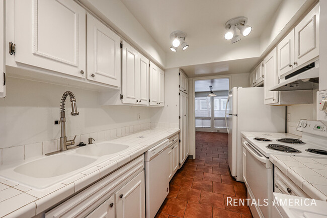 Building Photo - 4824 N Woodmere Fairway