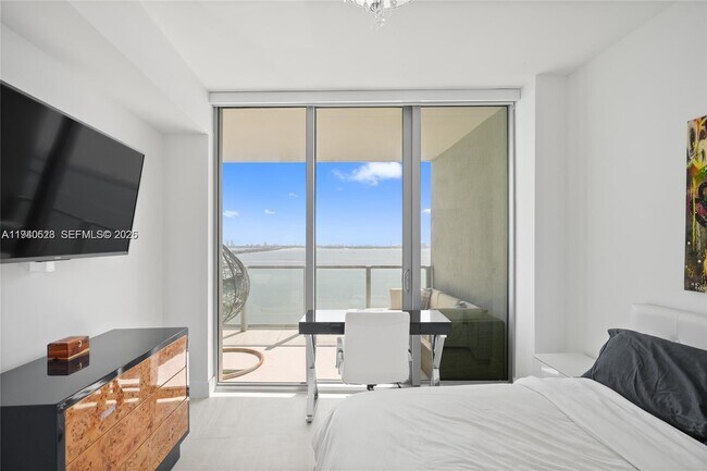 Building Photo - 2900 NE 7th Ave