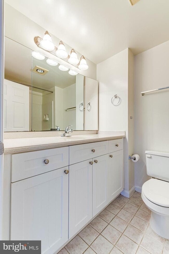 Building Photo - This contemporary, sun-drenched condo is perfect for you!