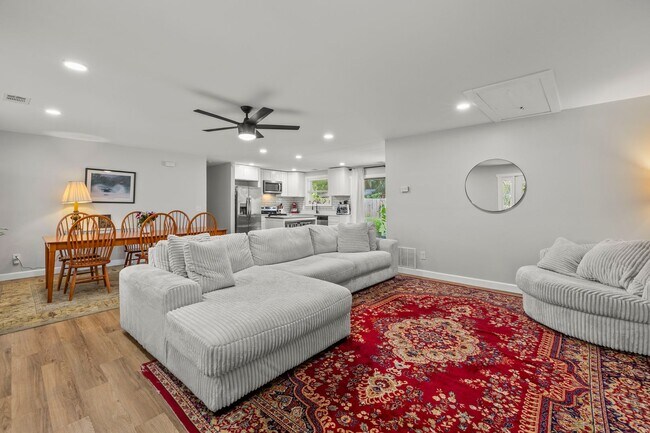 Building Photo - BEAUTIFULLY REMODELED, CONVIENENTLY LOCATE...