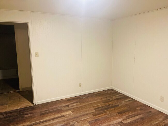 Building Photo - 2 Bedroom 1 Bath w/ Off Street Parking & Laundry