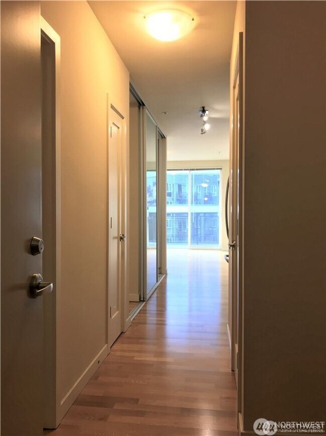 Building Photo - 0Bd/1Ba Seattle Condo
