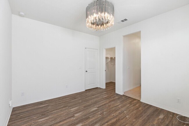 Building Photo - Available now! Beautiful 2 bedroom 2.5 bat...