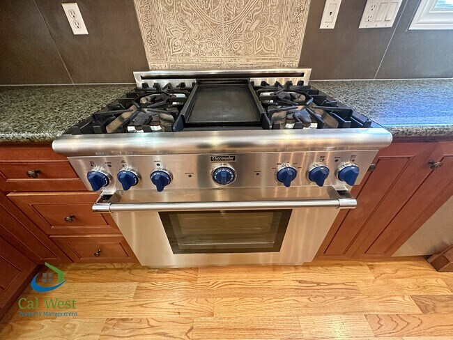 Building Photo - $7995 - Executive 4 bed, 3 full bath, Palo...