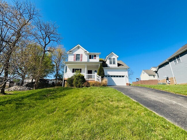 Building Photo - 200 Meadow Dr NW