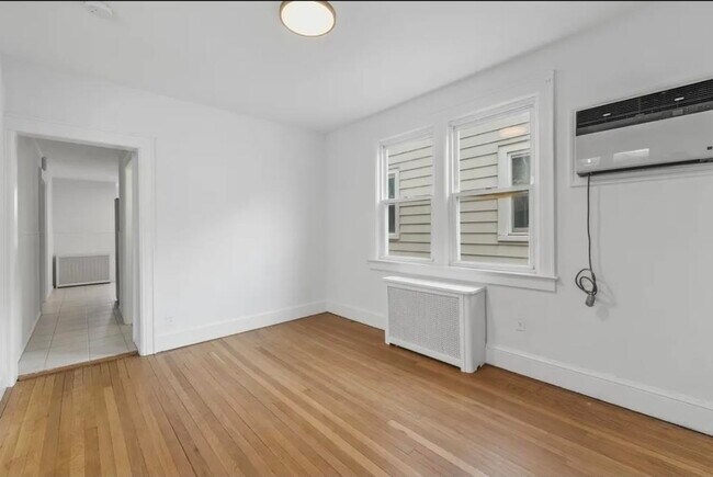 Building Photo - 838 Roosevelt Ave